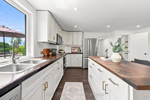 62 Thompson Road, Brantford, ON - Indoor Photo Showing Kitchen With Double Sink With Upgraded Kitchen