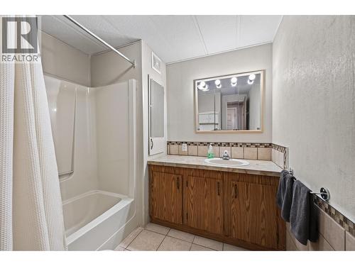 5280 69 Avenue Ne, Salmon Arm, BC - Indoor Photo Showing Bathroom
