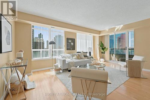 610 - 33 Empress Avenue, Toronto, ON - Indoor Photo Showing Living Room