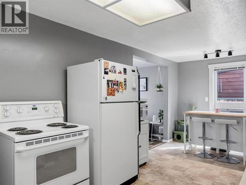 9901 2 Street, Dawson Creek, BC - Indoor Photo Showing Kitchen