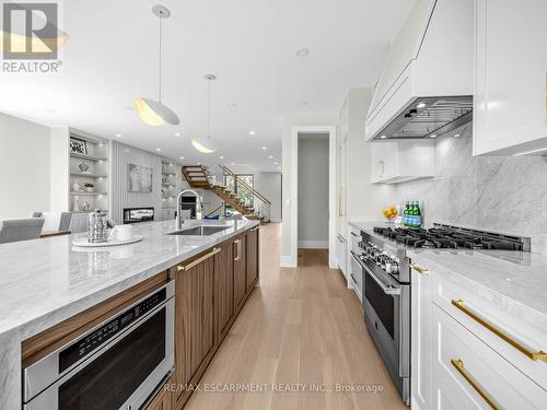 2488 Bridge Road, Oakville, ON - Indoor Photo Showing Kitchen With Upgraded Kitchen