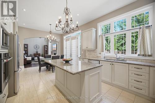 59 Bluff Trail, King, ON - Indoor Photo Showing Kitchen With Upgraded Kitchen