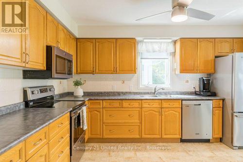 11 Algonquin Trail, Clarington (Bowmanville), ON - Indoor Photo Showing Kitchen