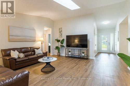 11 Algonquin Trail, Clarington (Bowmanville), ON - Indoor Photo Showing Living Room