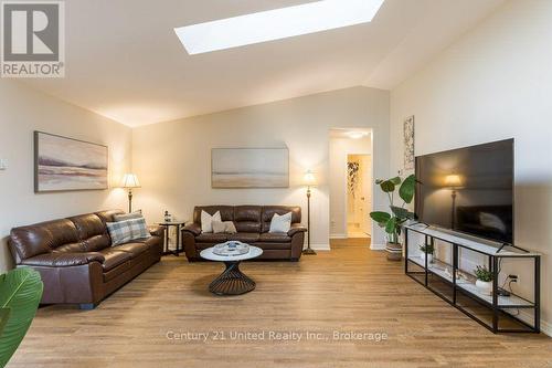 11 Algonquin Trail, Clarington (Bowmanville), ON - Indoor Photo Showing Living Room