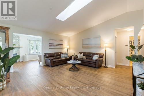 11 Algonquin Trail, Clarington (Bowmanville), ON - Indoor Photo Showing Living Room