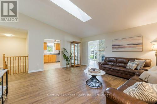 11 Algonquin Trail, Clarington (Bowmanville), ON - Indoor Photo Showing Living Room