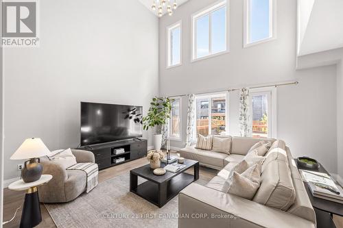 753 Superior Drive, London North (North B), ON - Indoor Photo Showing Living Room