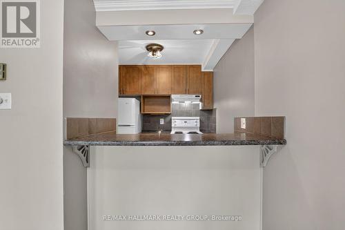 Kitchen - breakfast bar - 306 - 6470 Bilberry Drive, Ottawa, ON - Indoor Photo Showing Kitchen