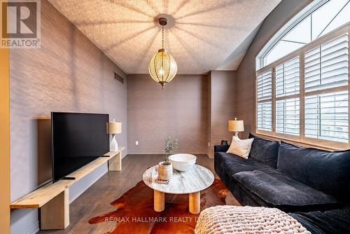 124 Bonnie Braes Drive, Brampton, ON - Indoor Photo Showing Living Room