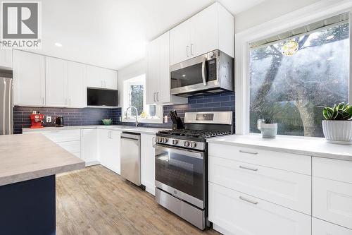 2527 Islandview Road, Blind Bay, BC - Indoor Photo Showing Kitchen With Upgraded Kitchen