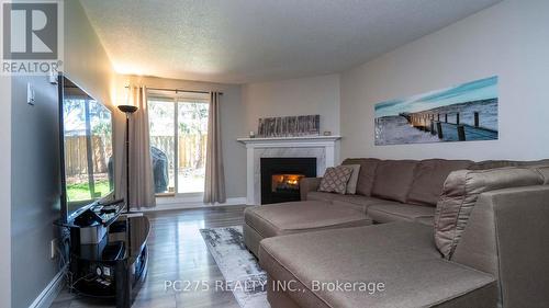 68 - 144 Conway Drive, London South (South X), ON - Indoor Photo Showing Living Room With Fireplace