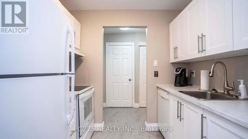 68 - 144 Conway Drive, London South (South X), ON - Indoor Photo Showing Kitchen