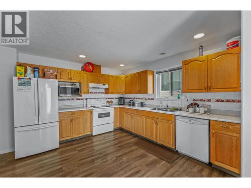 6857 Westgate Avenue, Prince George, BC - Indoor Photo Showing Kitchen With Double Sink