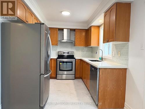 737 Caboto Trail, Markham, ON - Indoor Photo Showing Kitchen