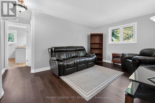 134 Russ Road, Grimsby, ON - Indoor Photo Showing Living Room