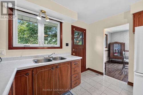134 Russ Road, Grimsby, ON - Indoor Photo Showing Kitchen With Double Sink