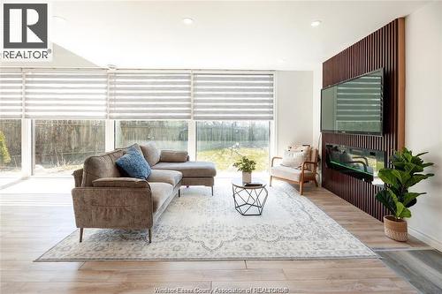 22 University Drive, Chatham, ON - Indoor Photo Showing Living Room With Fireplace