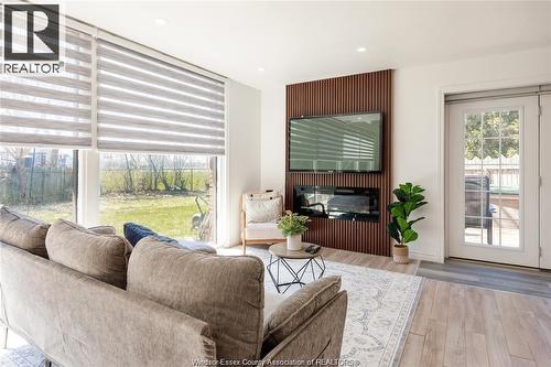 22 University Drive, Chatham, ON - Indoor Photo Showing Living Room With Fireplace
