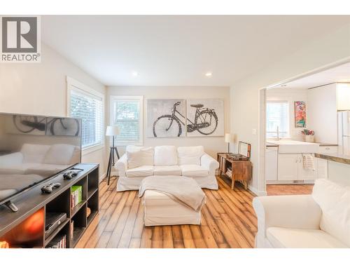 9705 Sargeant Street, Summerland, BC - Indoor Photo Showing Living Room