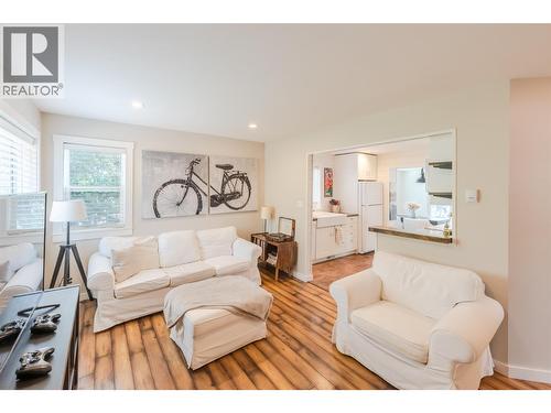9705 Sargeant Street, Summerland, BC - Indoor Photo Showing Living Room