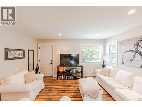 9705 Sargeant Street, Summerland, BC - Indoor Photo Showing Living Room