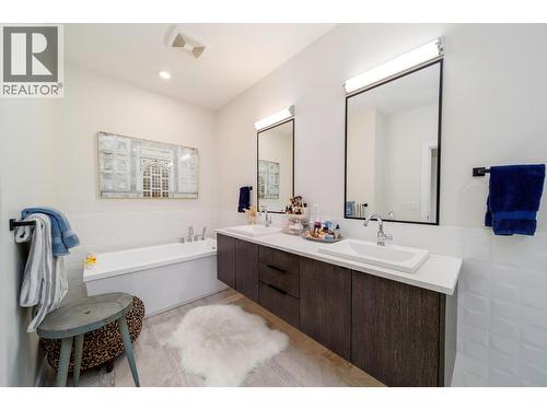 1349 Rocky Point Drive Unit# 2, Kelowna, BC - Indoor Photo Showing Bathroom