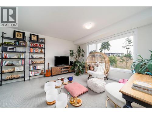 1349 Rocky Point Drive Unit# 2, Kelowna, BC - Indoor Photo Showing Living Room