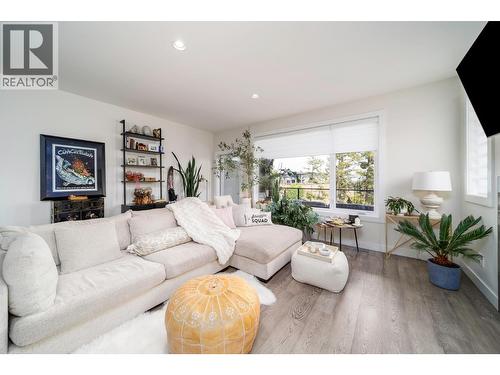 1349 Rocky Point Drive Unit# 2, Kelowna, BC - Indoor Photo Showing Living Room