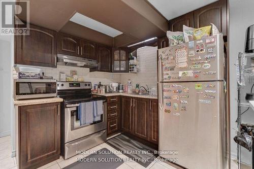 552 Wildgrass Road, Mississauga, ON - Indoor Photo Showing Kitchen With Double Sink