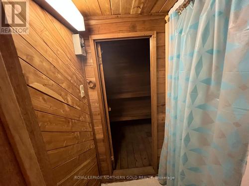 102 First Street, Kirkland Lake, ON - Indoor Photo Showing Bathroom