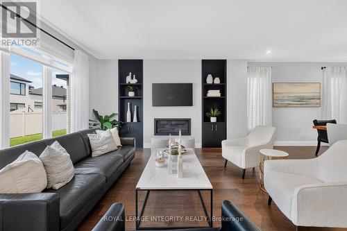 643 Gendarme Circle, Ottawa, ON - Indoor Photo Showing Living Room With Fireplace