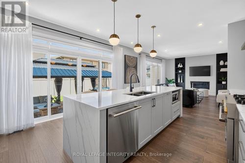 643 Gendarme Circle, Ottawa, ON - Indoor Photo Showing Kitchen With Double Sink With Upgraded Kitchen
