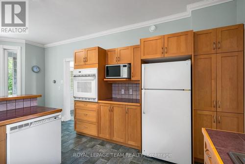 4310 Armitage Avenue, Ottawa, ON - Indoor Photo Showing Kitchen