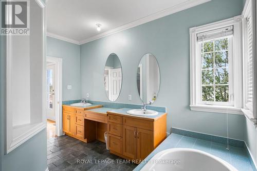 4310 Armitage Avenue, Ottawa, ON - Indoor Photo Showing Bathroom