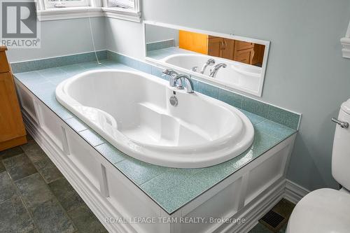 4310 Armitage Avenue, Ottawa, ON - Indoor Photo Showing Bathroom