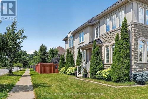 2561 Grand Oak Trail, Oakville, ON - Outdoor