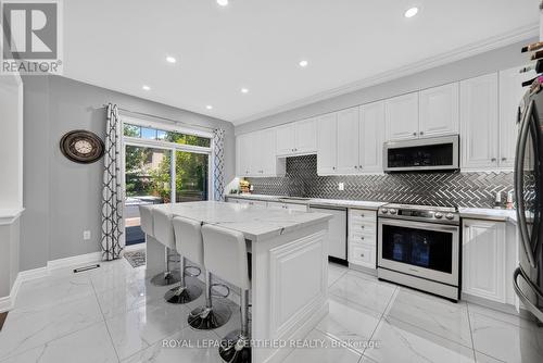 2561 Grand Oak Trail, Oakville, ON - Indoor Photo Showing Kitchen With Upgraded Kitchen