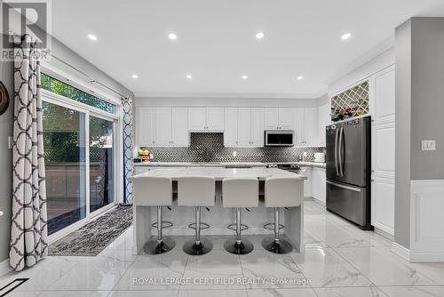 2561 Grand Oak Trail, Oakville, ON - Indoor Photo Showing Kitchen With Upgraded Kitchen
