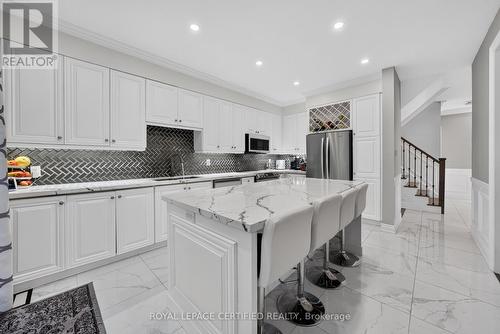 2561 Grand Oak Trail, Oakville, ON - Indoor Photo Showing Kitchen With Upgraded Kitchen