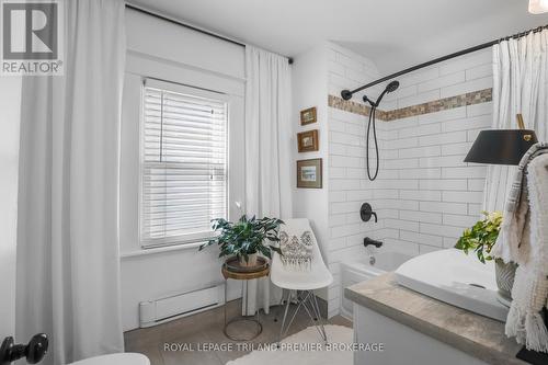 127 Thornton Avenue, London East (East B), ON - Indoor Photo Showing Bathroom