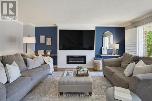 146 Golfdale Crescent, London South (South Q), ON - Indoor Photo Showing Living Room With Fireplace