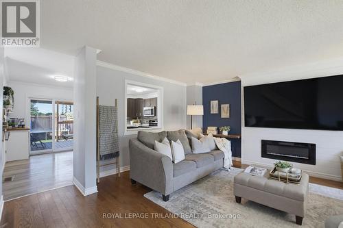 146 Golfdale Crescent, London South (South Q), ON - Indoor Photo Showing Living Room With Fireplace