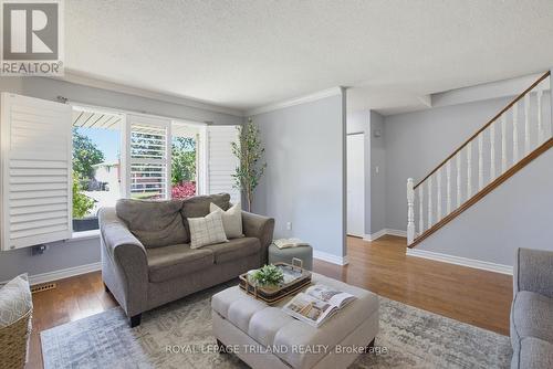 146 Golfdale Crescent, London South (South Q), ON - Indoor Photo Showing Living Room