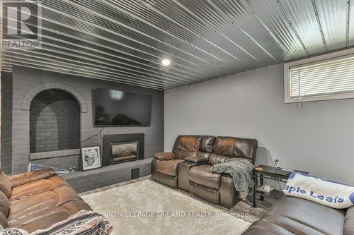 425 Queen Street, Lucan Biddulph (Granton), ON - Indoor With Fireplace