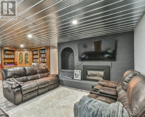425 Queen Street, Lucan Biddulph (Granton), ON - Indoor Photo Showing Living Room With Fireplace
