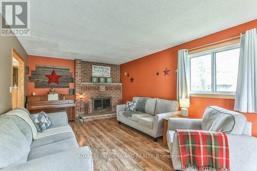 425 Queen Street, Lucan Biddulph (Granton), ON - Indoor Photo Showing Living Room With Fireplace