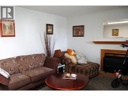 11110 Quinpool Road Unit# 2, Summerland, BC - Indoor Photo Showing Living Room