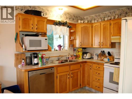 11110 Quinpool Road Unit# 2, Summerland, BC - Indoor Photo Showing Kitchen With Double Sink