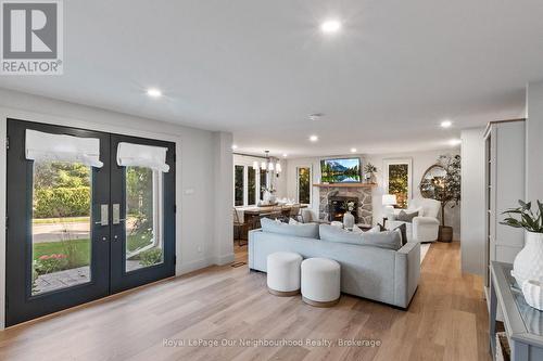 20 Jackman Road, Clarington (Bowmanville), ON - Indoor Photo Showing Living Room
